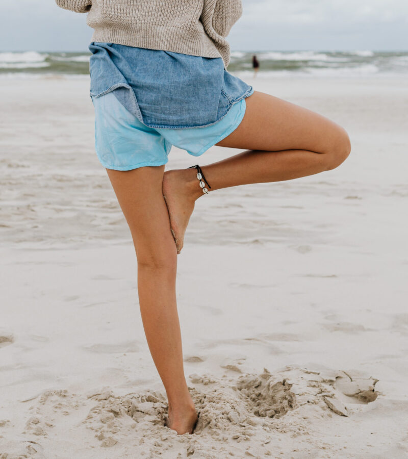 Eredeti kép: kaboompics_a-young-woman-on-the-beach-is-doing-yoga-18686.jpg